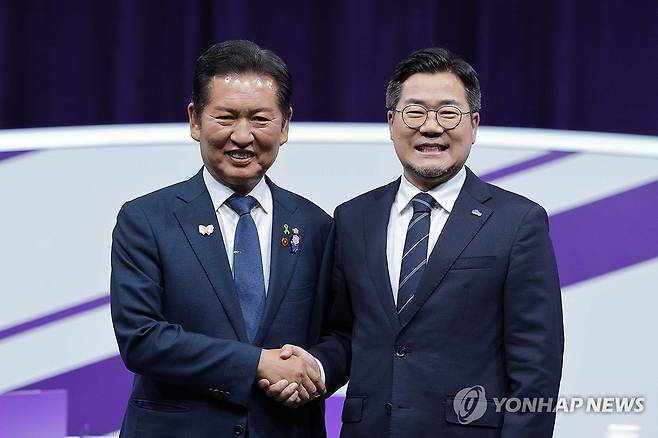 민주당 당대표 후보 토론회 (서울=연합뉴스) 더불어민주당 정청래(왼쪽) · 박찬대 당대표 후보들이 29일 오후 서울 마포구 MBC에서 열린 TV토론회에 참석해 기념촬영을 하고 있다. 2025.7.29 [국회사진기자단] photo@yna.co.kr