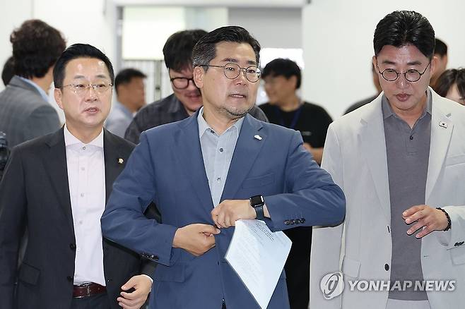 지지 호소 기자회견 나서는 박찬대 후보 (서울=연합뉴스) 김주성 기자 = 더불어민주당 박찬대 당대표 후보가 30일 서울 여의도 국회 소통관에서 지지를 호소하는 기자회견에 나서고 있다. 2025.7.30 utzza@yna.co.kr