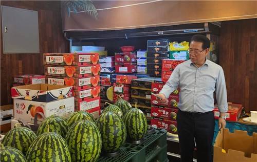 과일가게 찾은 김영록 전남지사 [김영록 전남지사 페이스북 캡쳐.재판매 및 DB금지]