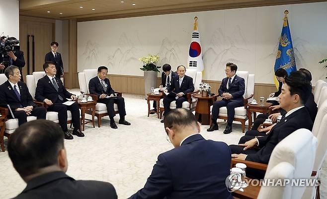 이재명 대통령, 스가 전 일본 총리 등 일한의원연맹 대표단 접견 (서울=연합뉴스) 홍해인 기자 = 이재명 대통령이 30일 서울 용산 대통령실 청사에서 일한의원연맹 회장인 스가 요시히데 전 일본 총리 등 대표단을 접견하고 있다. 2025.7.30 [대통령실통신사진기자단] hihong@yna.co.kr