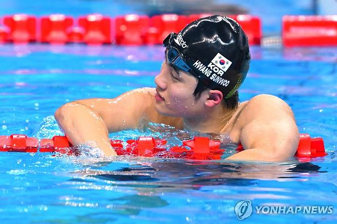 전광판 기록을 바라보는 황선우 [AFP=연합뉴스]