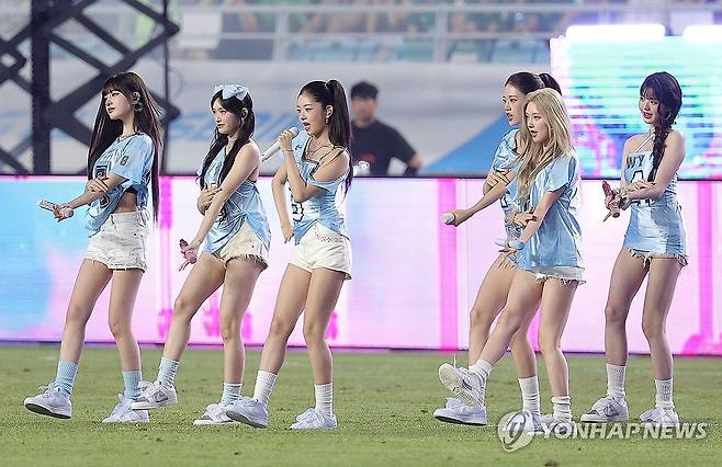 하프타임 공연하는 아이브 (수원=연합뉴스) 류영석 기자 = 30일 수원월드컵경기장에서 열린 2025 쿠팡플레이 시리즈 팀 K리그와 뉴캐슬 유나이티드의 경기.
    걸그룹 아이브가 하프타임 공연을 하고 있다. 2025.7.30 ondol@yna.co.kr