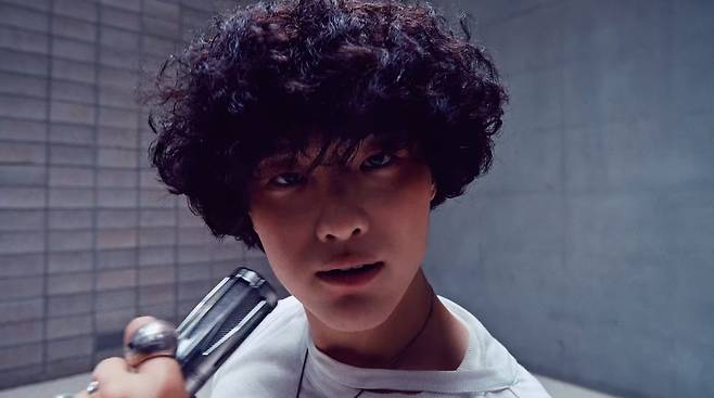 가수 우즈/사진=유튜브 채널 'WOODZ' 'Smashing Concrete Visualizer' 캡처