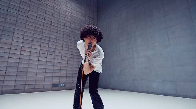 가수 우즈/사진=유튜브 채널 'WOODZ' 'Smashing Concrete Visualizer' 캡처