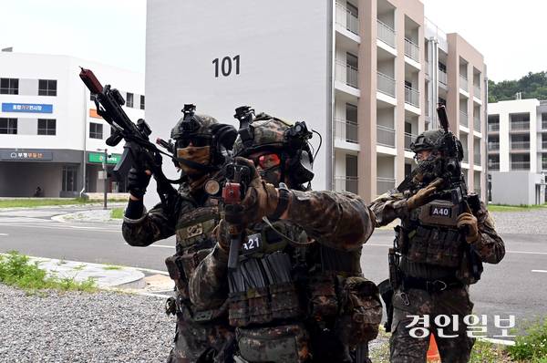 31일 인천도시지역전투훈련장에서 실시된 육군 51사단 ‘대테러 초동조치훈련 및 도시지역 탐색격멸훈련’에서 장병들이 테러 용의자 은거 지역으로 진입하고 있다. 2025.7.31 /김용국기자 yong@kyeongin.com