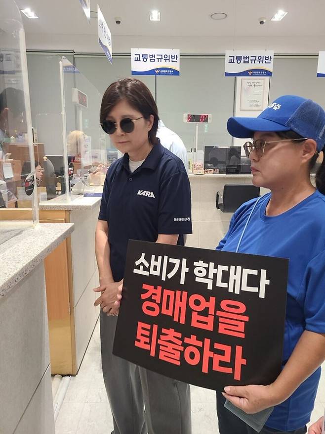 ▲ 동물보호단체 '루시와친구들'이 31일 서울 종로경찰서에 방문해 강화군 번식장 업주와 박용철 강화군수에 대한 고발장을 제출했다. /사진제공=루시와친구들