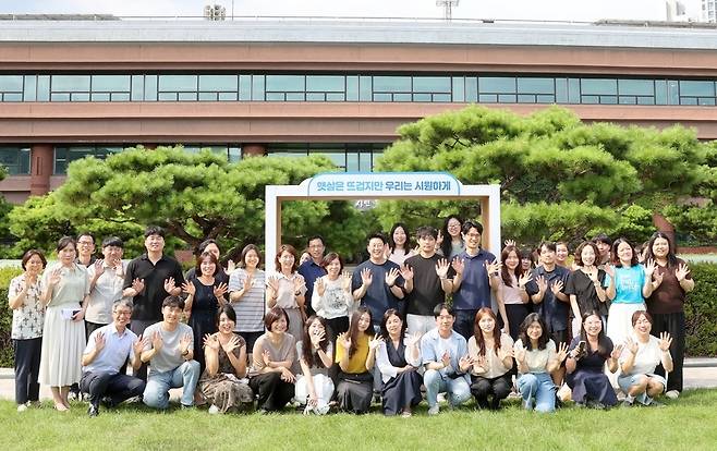 ▲ 대형화재 등 위기대응에 한마음으로 신속하게 움직여 이재민들이 신속 대피하도록 한몸으로 움직인 광명시 사회복지국, 도시주택국 직원들.
