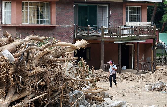 ▲ 31일 오전 집중호우로 인한 산사태 피해를 입은 가평군 조종면 마일리 인근 민박집에서 복구작업이 진행중이다. /전광현 기자 maggie@incheonilbo.com