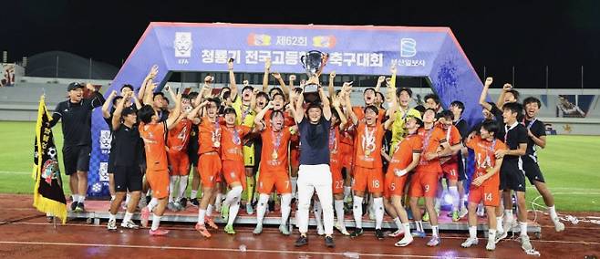 　제62회 청룡기 전국고교 축구대회서 우승하며 창단후 전국대회를 처음 제패한 경기 HSFA선수단이 기념촬영을 하고 있다. 사진=한국축구신문