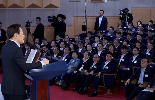 이재명 대통령이 31일 정부서울청사에서 '국민주권시대, 공직자의 길'을 주제로 고위공직자 특별 강연을 하고 있다. /연합뉴스