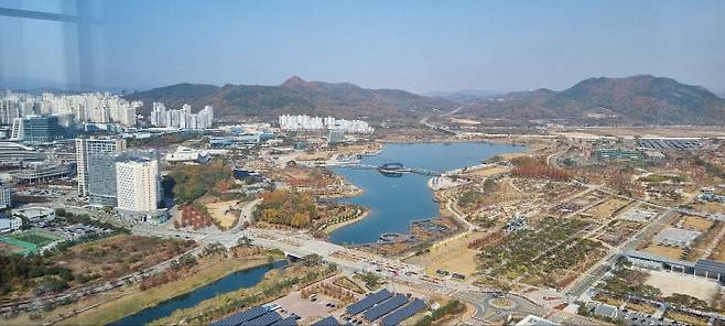 메리어트 호텔과 호수공원, 국립도서관, 대통령 기록관, 중앙공원, 국립세종수목원, 국립어린이박물관 등을 품은 중앙녹지공간 전경. 세종시 특화 관광의 미래 거점으로 통한다. 사진=이희택 기자.