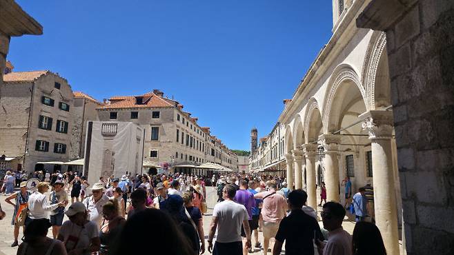 두브로브니크 시는 오버 투어 문제에 대응하기 일일 허용 방문객 수를 제한하고 있다. 사진=이희택 기자.