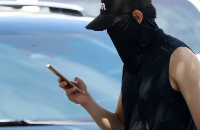 보행 중 스마트폰을 보고 있는 시민. 조현욱 기자