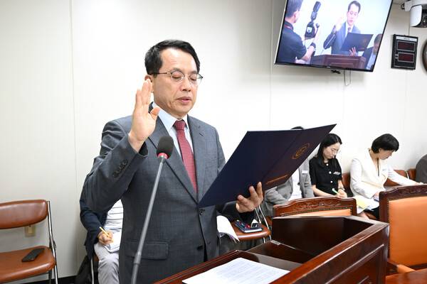 황태수 경남인재평생진흥원장이 31일 경남도의회에서 열린 인사 청문회에서 선서를 하고 있다. /경남도의회&nbsp;