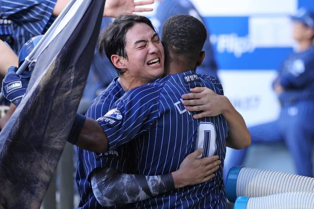 삼성 라이온즈의 구자욱이 홈런을 치고 덕아웃으로 들어온 르윈 디아즈를 반겨주는 모습. 삼성 제공