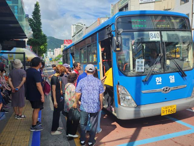 대구시가 지난 2월 시내버스 노선개편 당시 도시철도 노선과의 중복을 줄이겠다며 대구와 경산을 오가는 차량을 대폭 축소했지만 올해 경산 구간 도시철도 승객은 오히려 줄어든 것으로 나타났다. 경산시장 버스 정류장에서 840번 버스를 이용하는 시민들 모습. 매일신문 DB