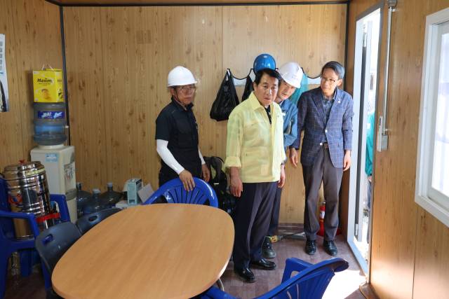 나동연 양산시장이 31일 동면 가산산단 내 선박용 하이브리드 추진 실증센터 건립 현장을 찾아 근로자 휴게시설을 점검하고 있다. 양산시 제공