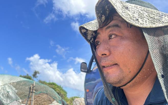 밭에 물을 주기 위해 스프링클러 설치 작업을 하던 A씨 얼굴에 땀방울이 맺혀있다. ⓒ제주의소리