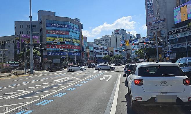 동광로에서 바라본 제주시 광양사거리 모습. 차량이 비어있는 차선에서 많은 교통 혼잡이 이어지고 있다. ⓒ제주의소리