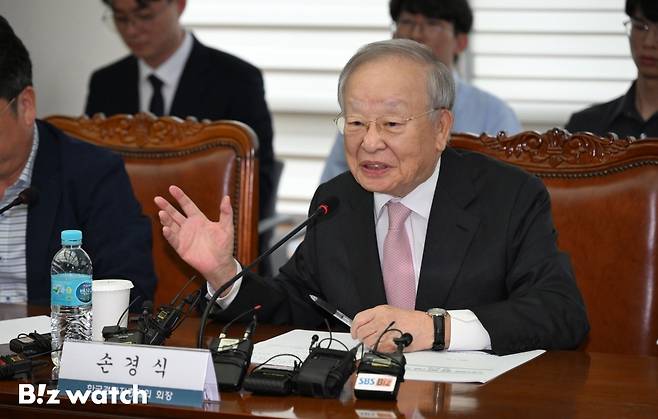 손경식 한국경영자총협회 회장이 31일 서울 마포구 경총회관에서 열린 노동조합법 개정 관련 긴급 기자회견에서 발언하고 있다./사진=이명근 기자 qwe123@
