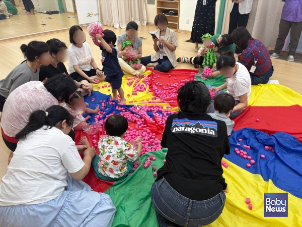 용인시육아종합지원센터(센터장 하민정)는 드림스타트 영아와 부모를 대상으로 부모-자녀 프로그램을 진행했다. ⓒ용인시육아종합지원센터