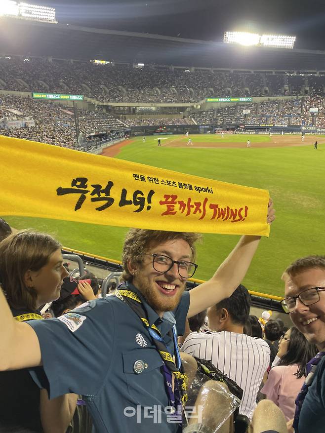 야구 직관을 즐기고 있는 외국인 관광객 (사진=클룩)