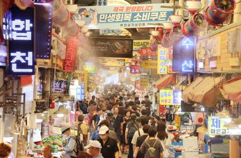 중복인 30일 찜통 폭염이 이어지는 가운데 부산 부산진구 부전시장에 상인회에서 내건 ‘민생회복 소비쿠폰 환영’ 펼침막과 쿨링 포그가 방문객들을 맞이하고 있다.(사진=연합뉴스)