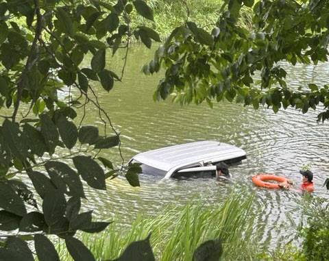 수원남부소방서 소속 장금석 소방장과 이청수 소방사가 지난 7월 14일 수원시 권선구 소재 황구지천에 빠진 차량에서 여성 두 명을 구조하고 있는 모습. (사진=소방청)