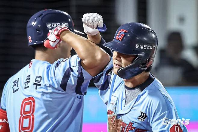 롯데자이언츠 손호영(오른쪽)이 만루홈런을 터뜨린 뒤 팀동료 전준우와 하이파이브를 나누고 있다. 사진=롯데자이언츠