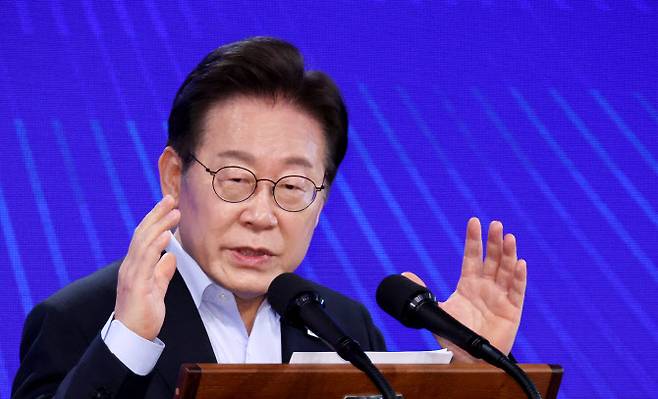 이재명 대통령이 31일 정부서울청사에서 고위공직자들을 대상으로 특별 강연을 하고 있다 (사진=연합뉴스)