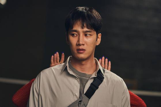 영화 '악마가 이사왔다' 안보현 스틸 〈사진=CJ엔터테인먼트〉