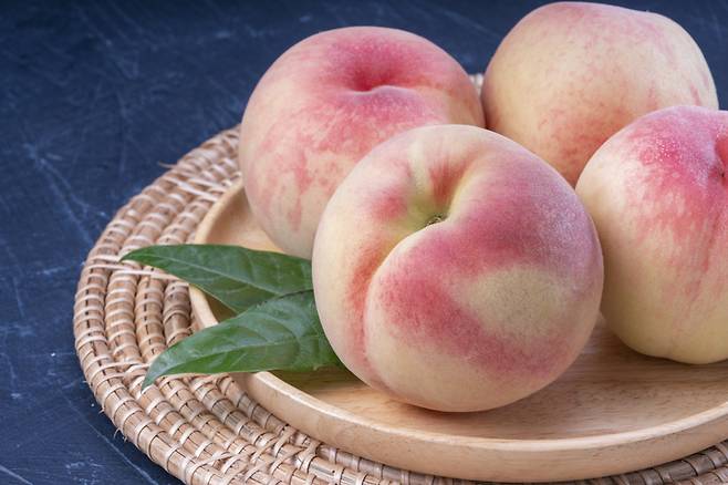 복숭아에는 수용성 식이섬유 일종인 펙틴이 풍부해 장의 연동 운동을 촉진하고 변비 예방과 개선에 효과적이다. [사진=게티이미지뱅크]