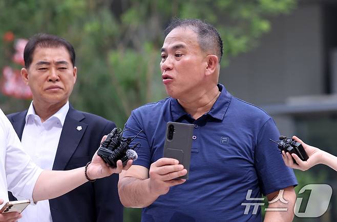 공천개입 의혹을 받는 ‘정치 브로커’ 명태균씨가 31일 오전 서울 종로구에 마련된 김건희 특검팀(특별검사 민중기) 사무실로 조사를 받기 위해 출석하며 자신의 휴대전화를 들어보이고 있다. 2025.7.31/뉴스1 ⓒ News1 박지혜 기자