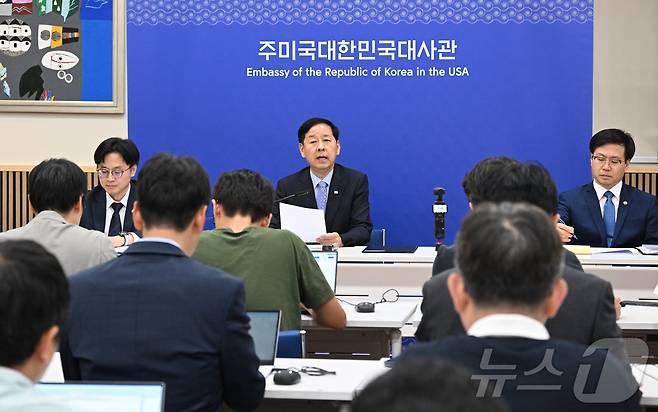 구윤철 경제부총리 겸 기획재정부 장관이 31일(한국시간) 미국 워싱턴D.C. 주미대한민국대사관에서 김정관 산업통상자원부 장관, 여한구 산업부 통상교섭본부장과 함께 한국과 미국 간 통상협의 결과 발표를 하고 있다. (기획재정부 제공. 재판매 및 DB 금지) 2025.7.31/뉴스1