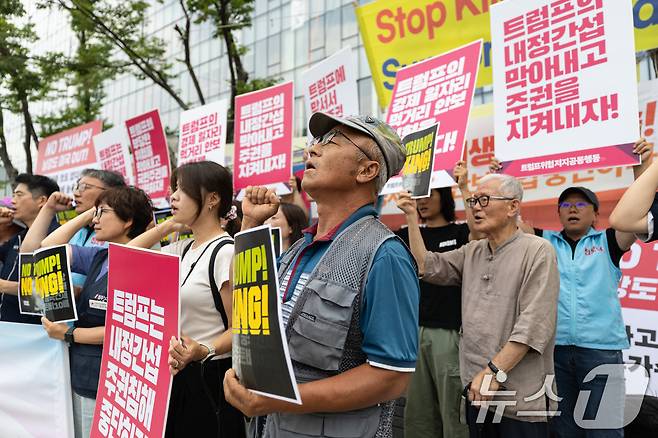 농민·시민사회단체 등으로 구성된 트럼프 위협 저지 공동행동원들이 31일 서울 세종대로 미 대사관 인근에서 한미 관세협상 타결과 관련해 입장 발표 기자회견을 하고 있다. 2025.7.31/뉴스1 ⓒ News1 이승배 기자