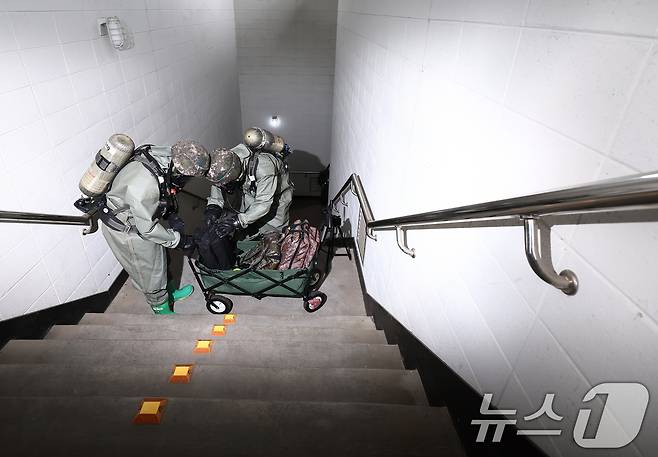 육군 51사단 장병들이 31일 오전 인천시 서구 도시지역전투훈련장에서 대테러 초동조치 및 도시지역 탐색격멸 훈련을 하고 있다. 2025.7.31/뉴스1 ⓒ News1 김민지 기자