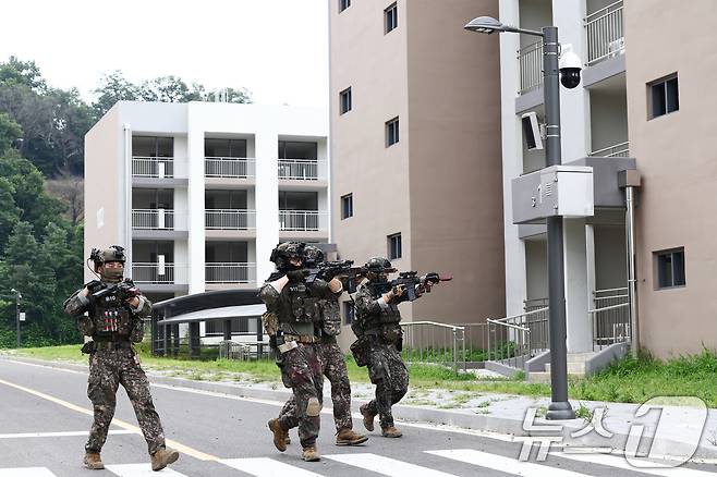 육군 51사단 장병들이 31일 오전 인천시 서구 도시지역전투훈련장에서 대테러 초동조치 및 도시지역 탐색격멸 훈련을 하고 있다. 2025.7.31/뉴스1 ⓒ News1 김민지 기자