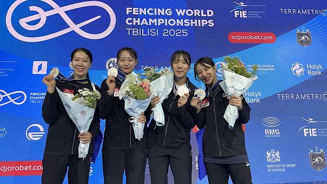 한국 여자 펜싱 사브르 대표팀이 세계선수권대회 단체전에서 은메달을 목에 걸었다.(대한펜싱협회 제공)