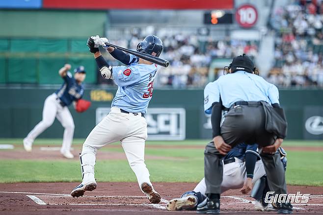 롯데 자이언츠 손호영이 31일 열린 KBO리그 부산 NC 다이노스전에서 3회말 만루 홈런을 터뜨렸다. (롯데 자이언츠 제공)