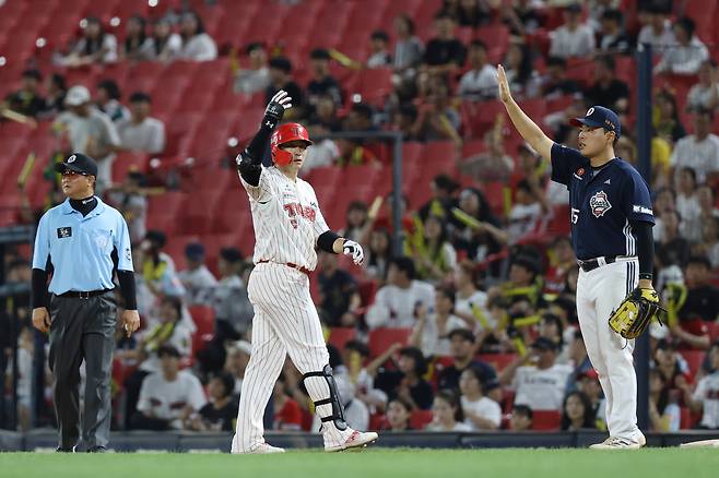KIA 타이거즈 나성범(왼쪽)이 31일 열린 KBO리그 광주 두산 베어스전에서 6회말 동점 적시타를 터뜨린 뒤 기뻐하고 있다. (KIA 타이거즈 제공)