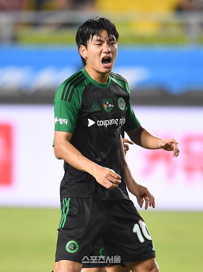전진우가 30일 팀K리그와 뉴캐슬의 쿠팡플레이 시리즈 1차전에서 득점에 실패한 뒤 아쉬워하고 있다. 사진 | 수원=연합뉴스
