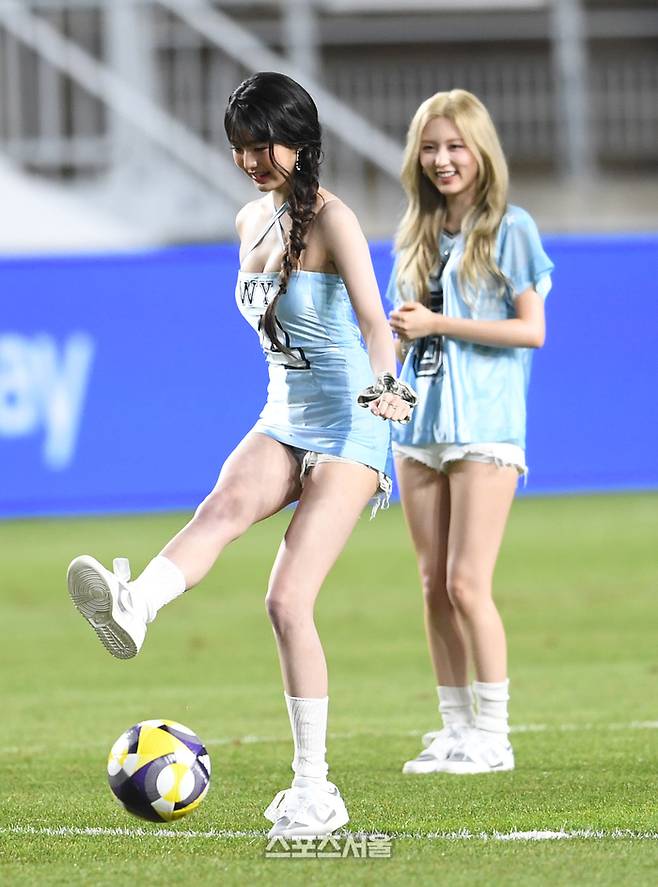 아이브 장원영이 30일 수원월드컵경기장에서 열린 2025 쿠팡플레이시리즈 팀K리그와 뉴캐슬 유나이티드FC의 친선경기에 앞서 시축을 하고 있다. 수원 | 박진업 기자 upandup@sportsseoul.com