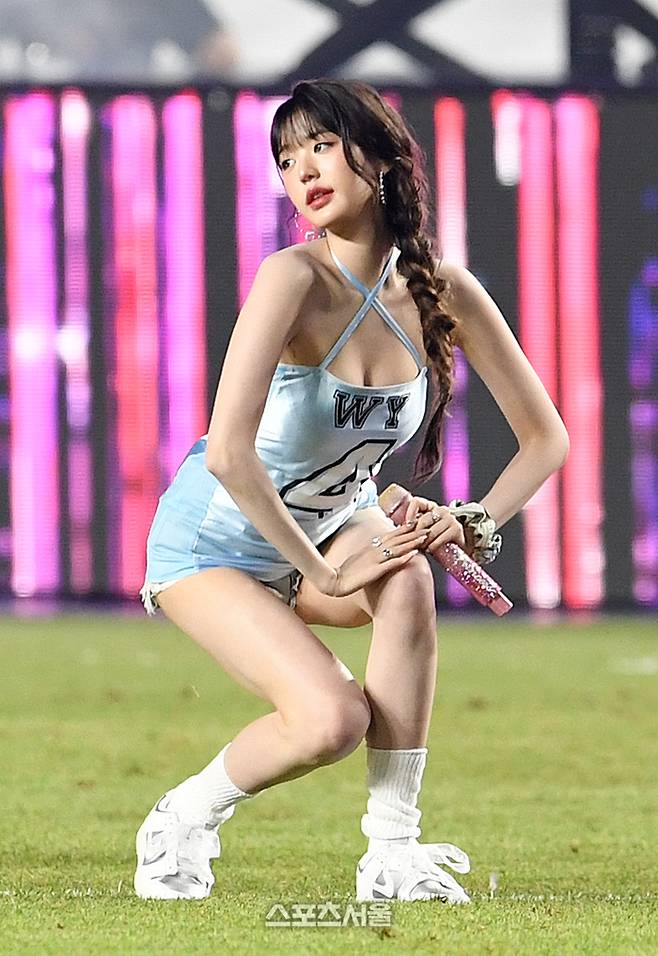 아이브 장원영이 30일 수원월드컵경기장에서 열린 2025 쿠팡플레이시리즈 팀K리그와 뉴캐슬 유나이티드FC의 친선경기에서 하프타임 공연을 하고 있다. 수원 | 박진업 기자 upandup@sportsseoul.com