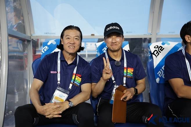 이정효(오른쪽) 감독과 김판곤 감독. 사진 | 한국프로축구연맹
