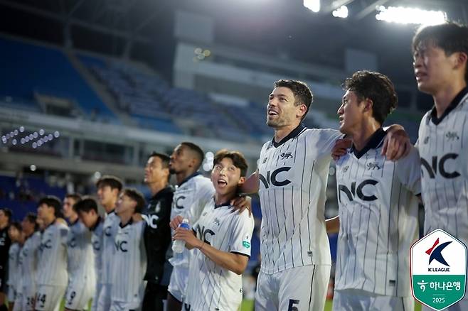 서울 이랜드 선수들이 수원 삼성전에서 승리한 뒤 단체 세리머니를 펼치고 있다. 사진 | 한국프로축구연맹