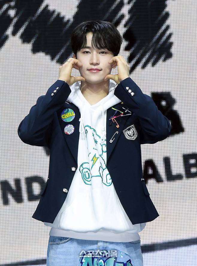 루네이트(LUN8) 준우가 13일 서울 광진구 예스24 라이브홀에서 진행된 두 번째 미니앨범 ‘BUFF’  발매 기념 미디어 쇼케이스에서 취재진을 향해 포즈를 취하고 있다. 사진 | 박진업 기자 upandup@sportsseoul.com