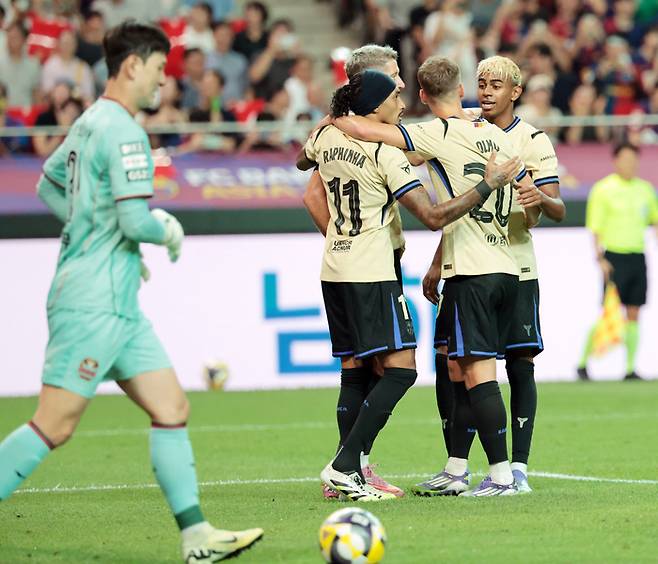 31일 서울월드컵경기장에서 열린 FC바르셀로나 2025 아시아투어 에디션 FC서울과 FC바르셀로나의 경기. 바르셀로나 레반도프스키가 득점 후 야말 등과 기뻐하고 있다. 사진 | 상암=연합뉴스