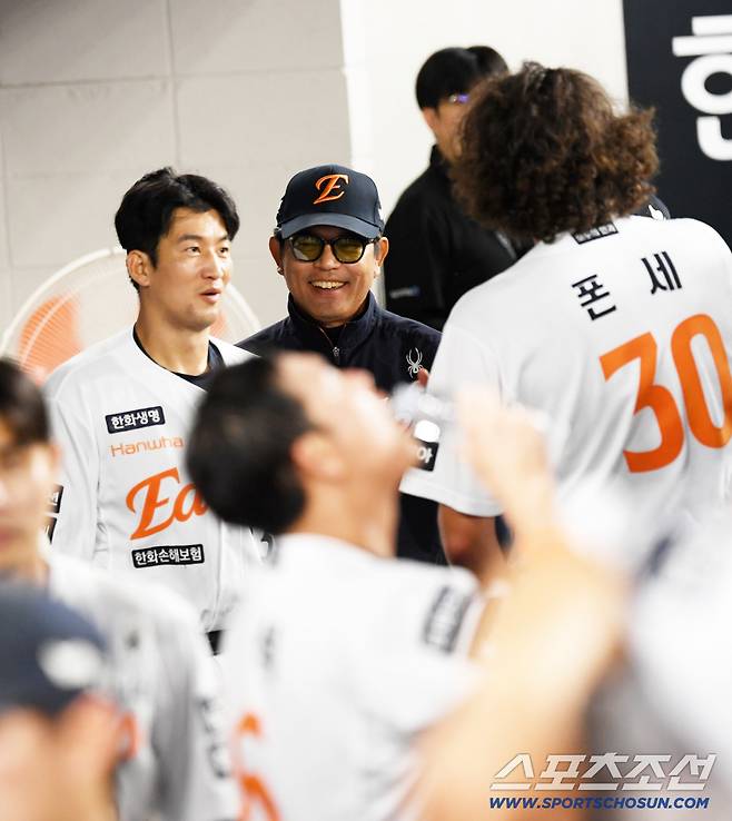 포수 최재훈과 양상문 투수코치는 폰세 호투에 칭찬을 아끼지 않았다.
