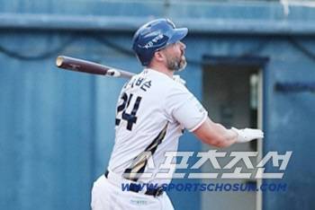 NC 다이노스 데이비슨이 30일 마산구장에서 열린 롯데와의 퓨처스리그 경기에서 솔로포를 치고 있다. 사진제공=NC 다이노스