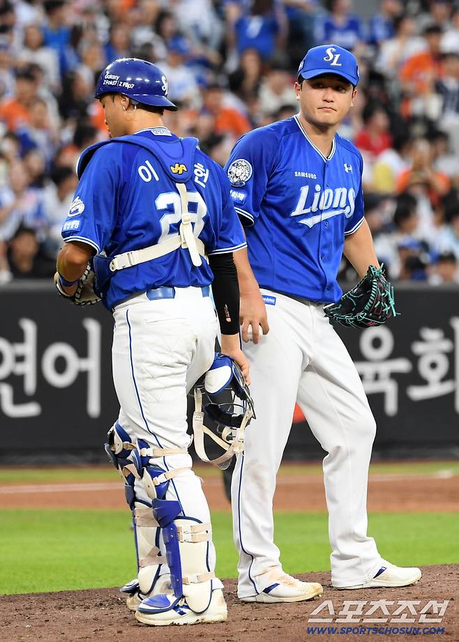 30일 대전 한화생명볼파크에서 열린 한화 이글스와 삼성 라이온즈의 경기. 삼성 포수 이벙현과 선발 최원태가 숨을 고르고 있다. 대전=박재만 기자 pjm@sportschosun.com/2025.07.30/